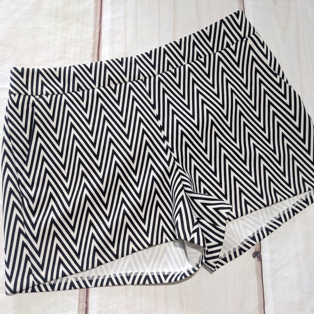 Express Shorts, Black & White Chevron Size 8